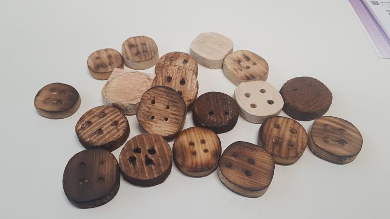 Dřevěný knoflík 7. B